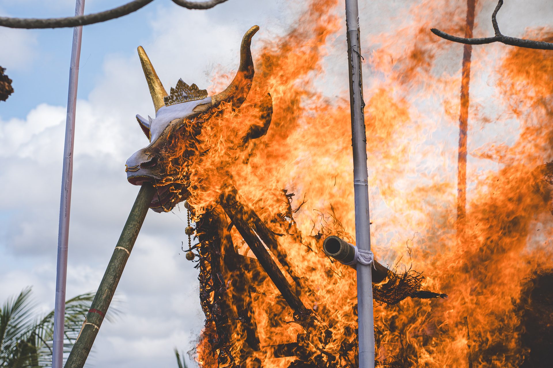 Détail des cornes dorées du taureau disparaissant dans les flammes, Bali