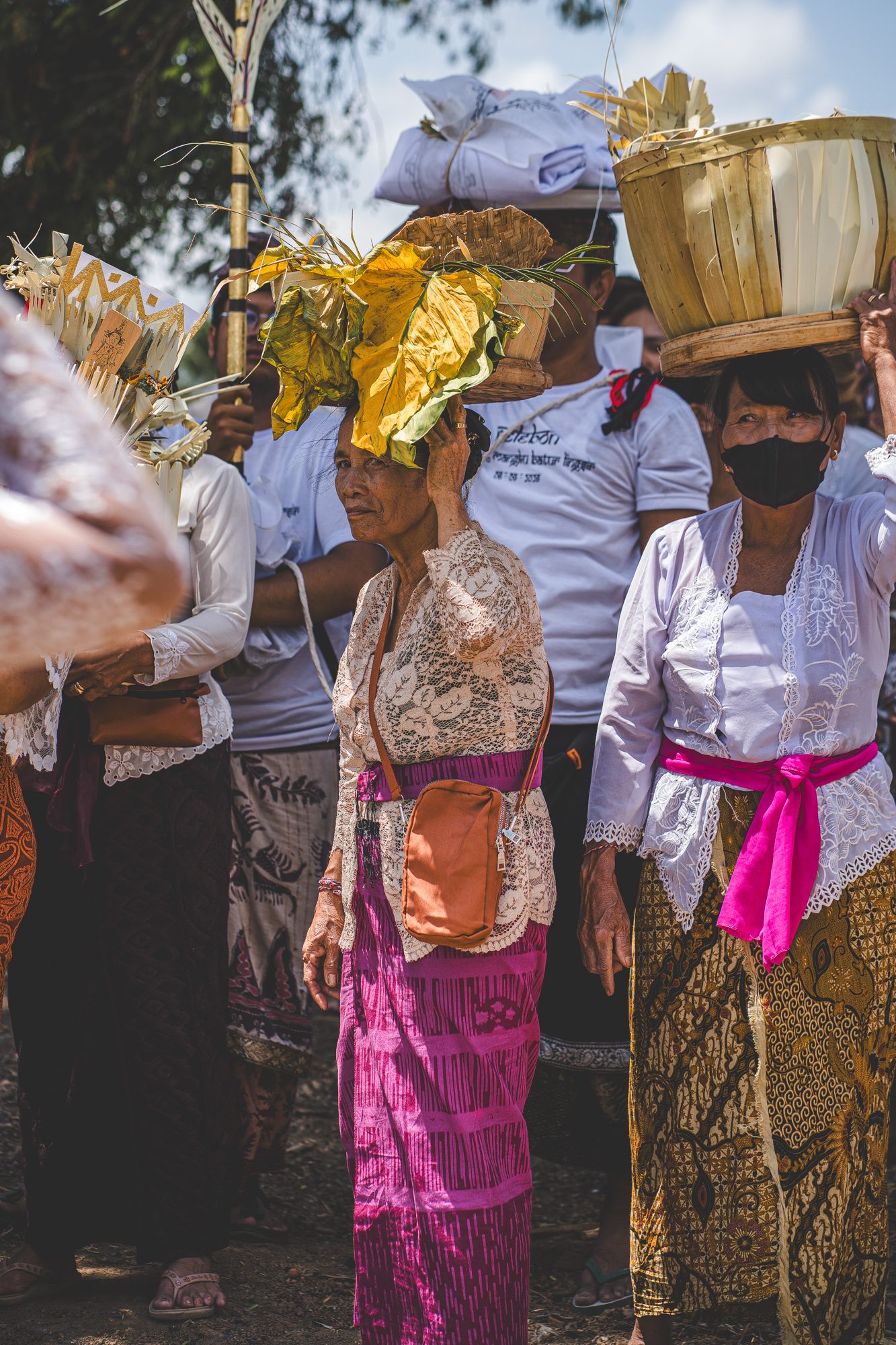 Femmes portant des offrandes sur la tête pendant la procession funéraire, Bali