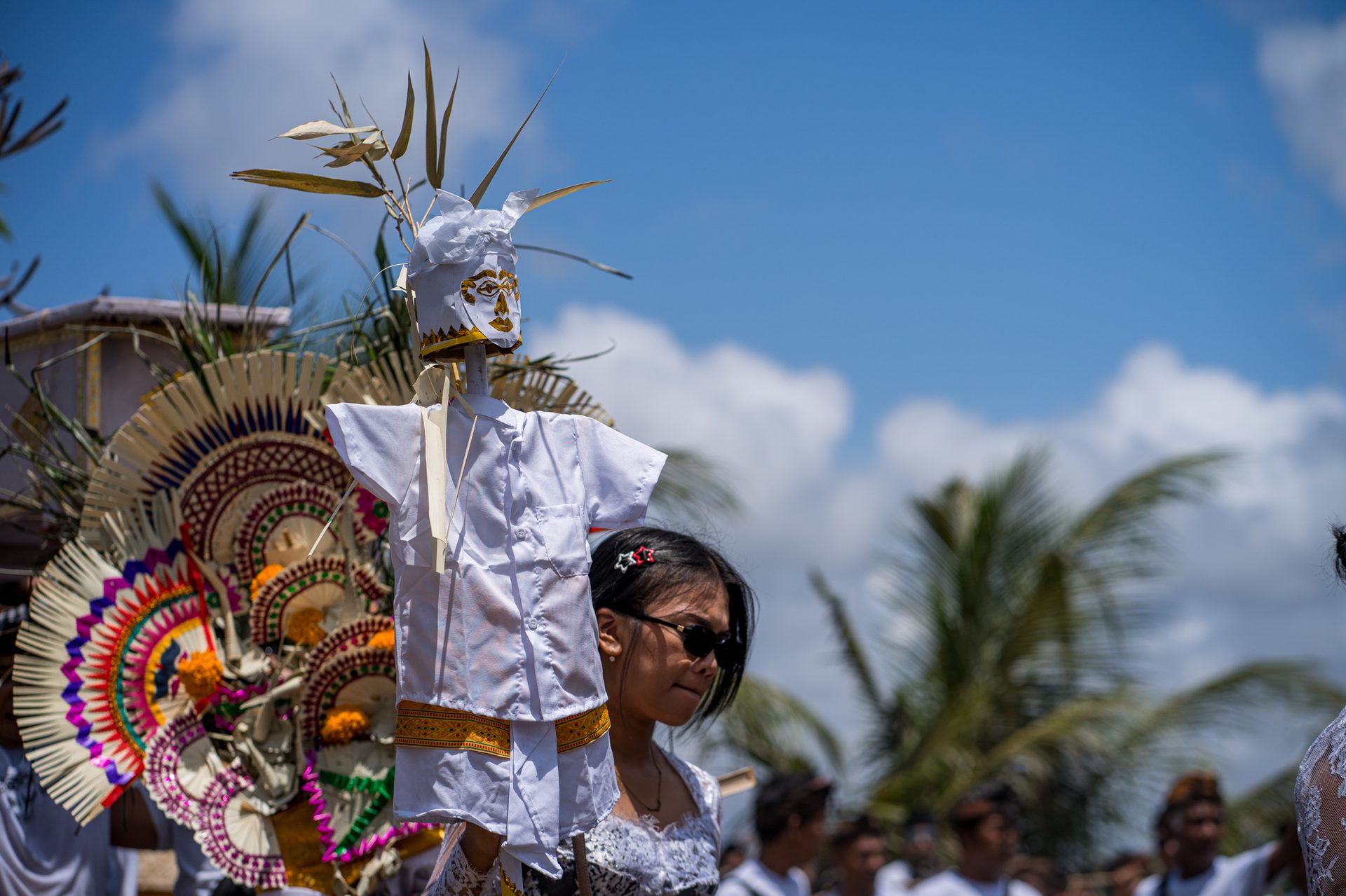 Effigie vêtue de blanc portée dans le cortège funéraire, Bali