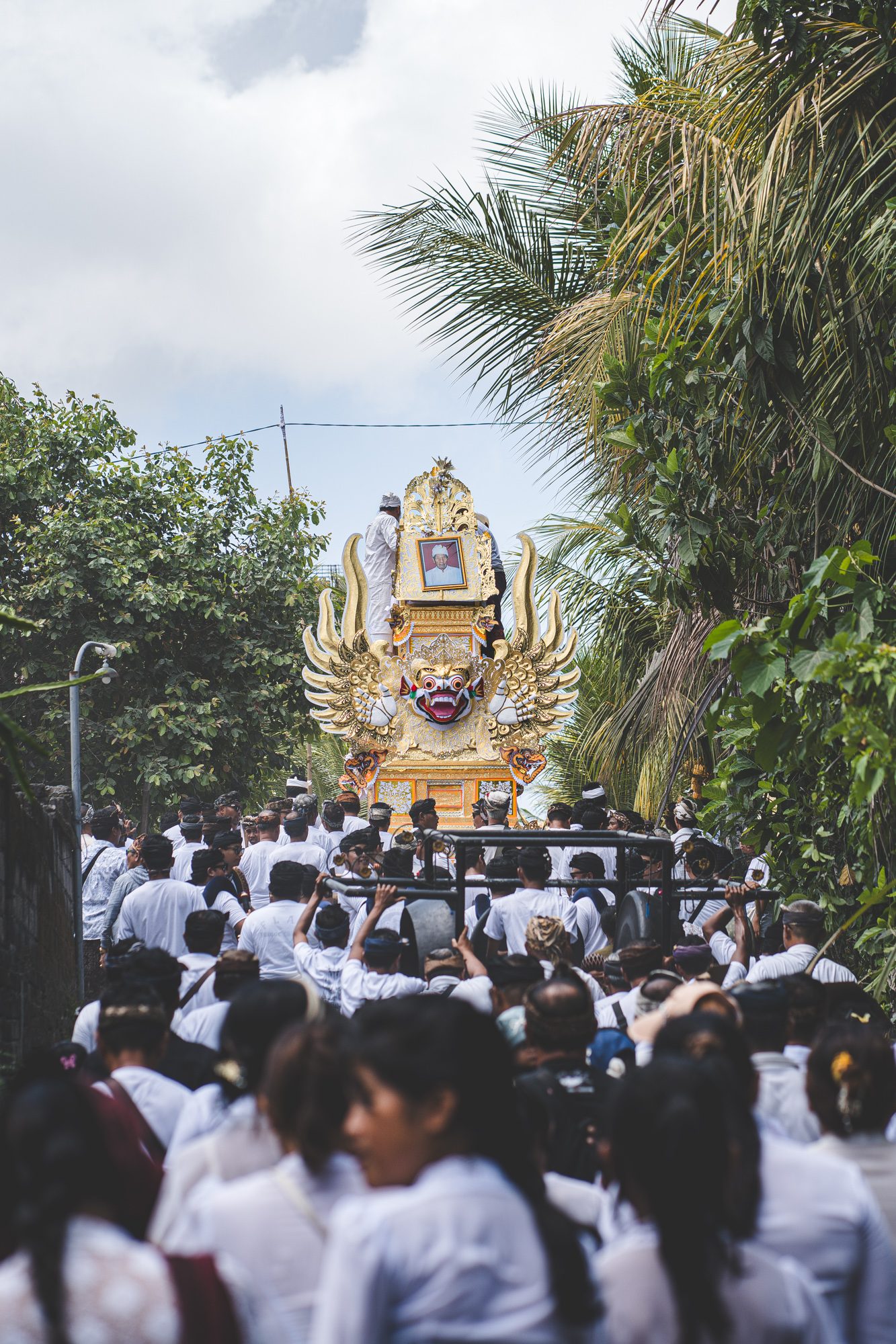 Tour funéraire portée en procession pendant un Ngaben, Bali