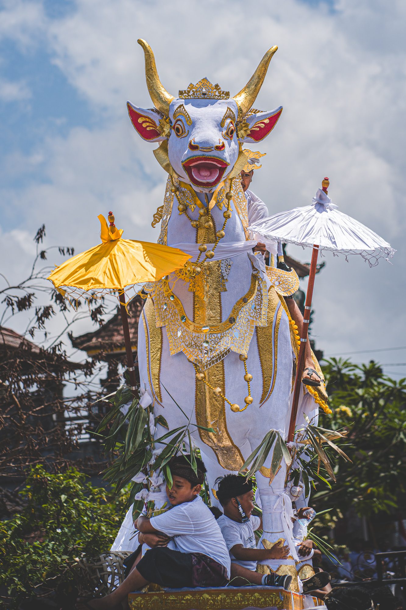 Le petulangan, sarcophage en forme de taureau richement décoré, Bali