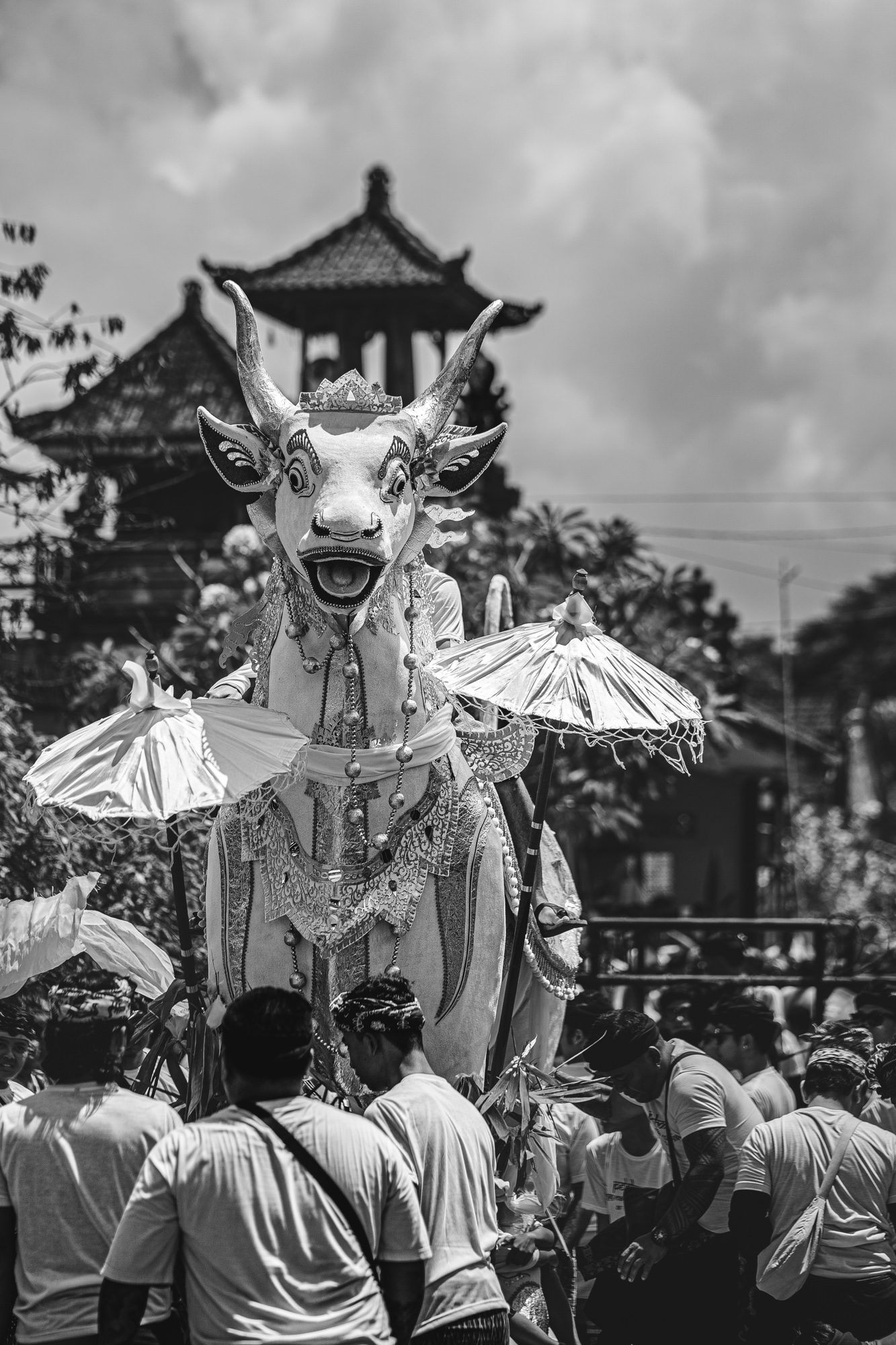 Le petulangan blanc et or devant les toits du temple, portrait noir et blanc, Bali