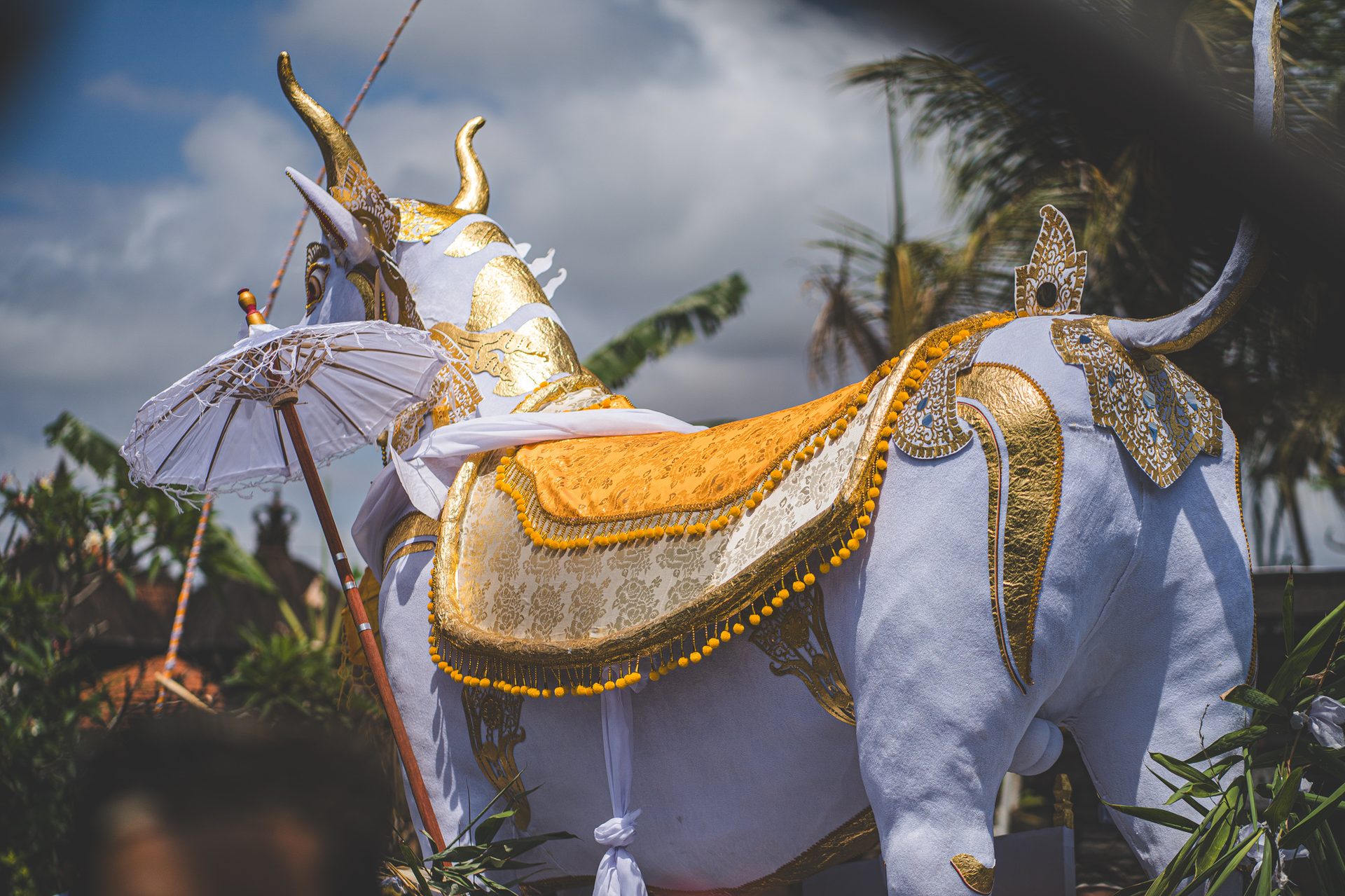 Détail doré du petulangan, le taureau sacré, sous le vent des palmiers, Bali