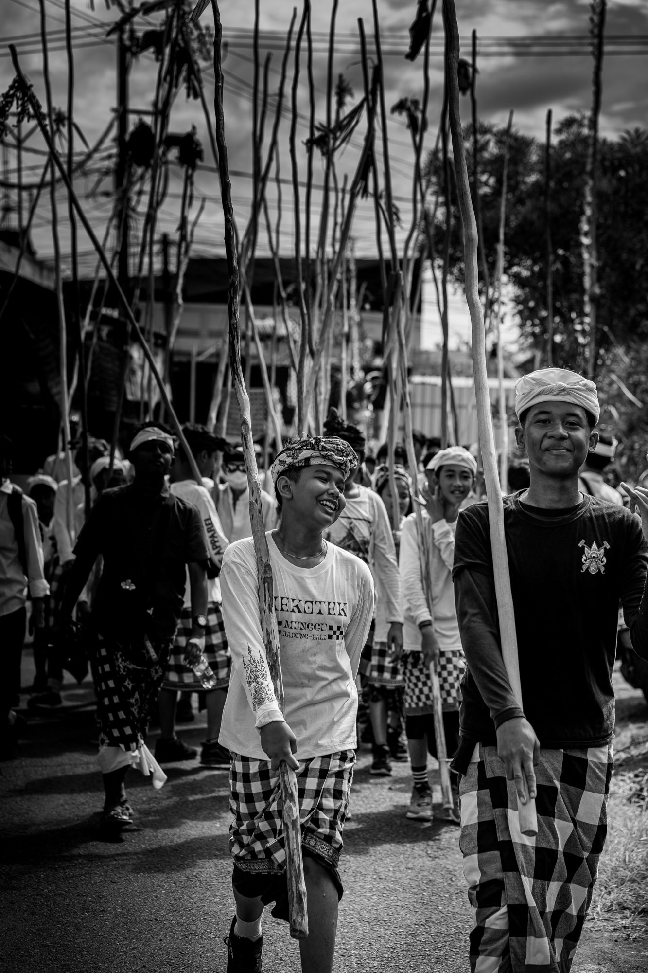 Procession du Mekotek — jeunes hommes portant leurs bâtons de pulet, Munggu, Bali