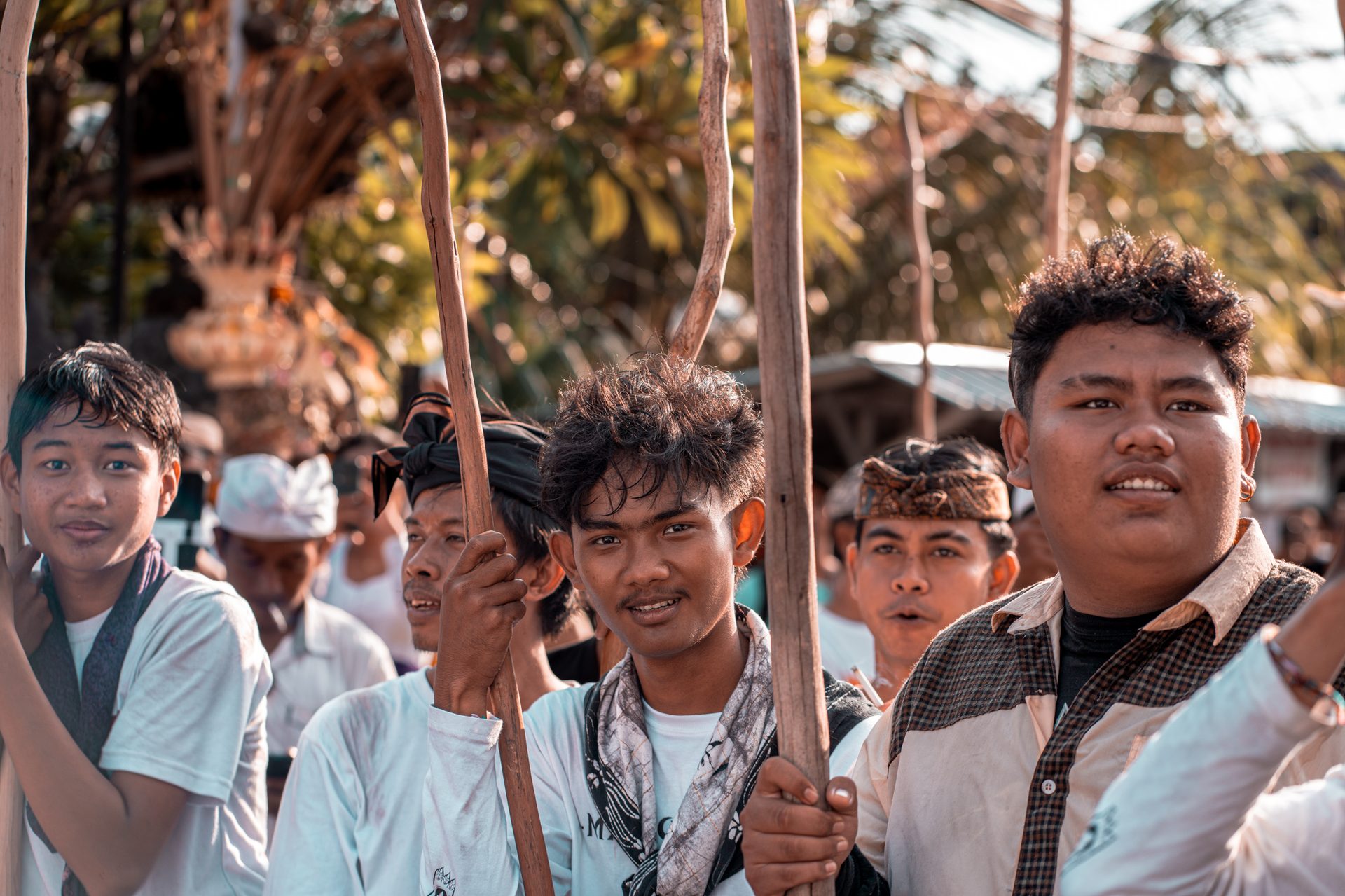 Portrait de groupe de jeunes hommes tenant leurs bâtons de pulet avant la procession du Mekotek, Munggu, Bali