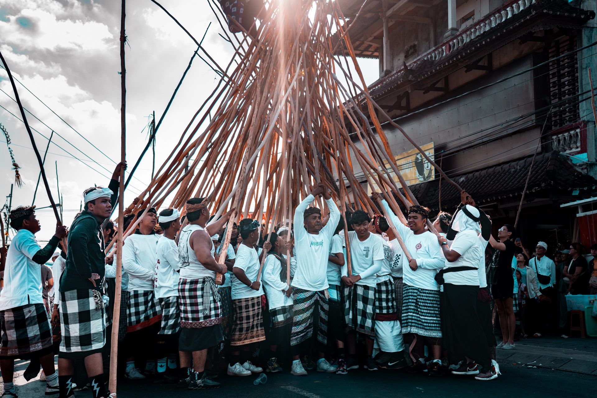 Mekotek — pyramide de bâtons de pulet, Munggu, Bali