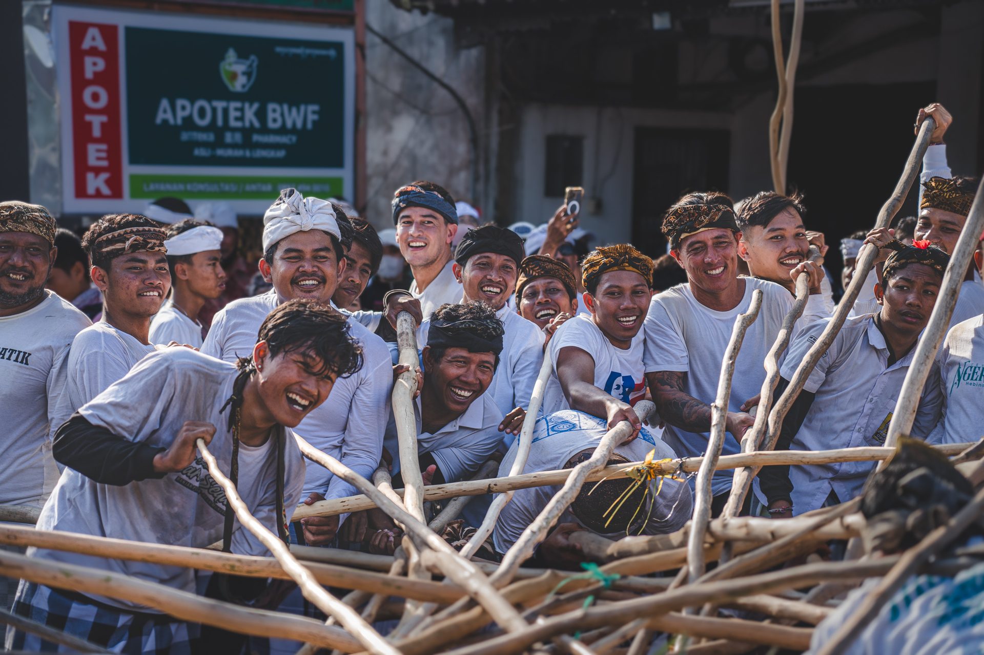 Hommes démêlant leurs bâtons de pulet après l'effondrement de la pyramide, Mekotek, Munggu, Bali