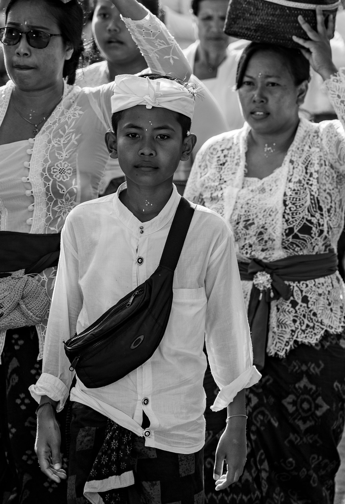 Famille en cérémonie Melasti — habits de blanc et d'or, Bali