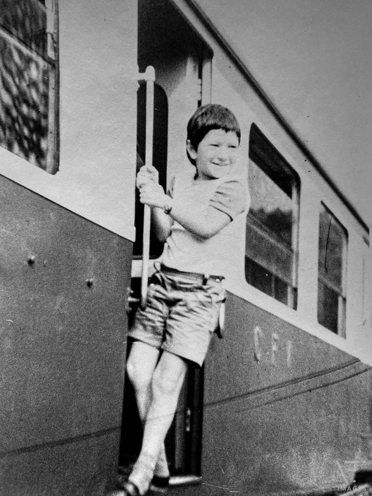 Franck enfant dans un train — le regard déjà tourné vers l'horizon